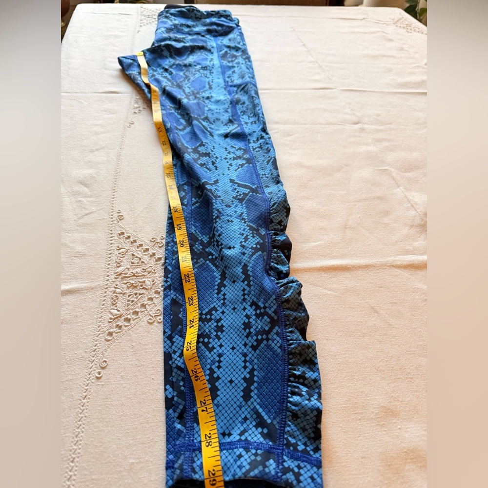 Lululemon "Full-On Luon" Blue Mini Ziggy Snake Print Cropped Leggings US 8 - Picture 13 of 13